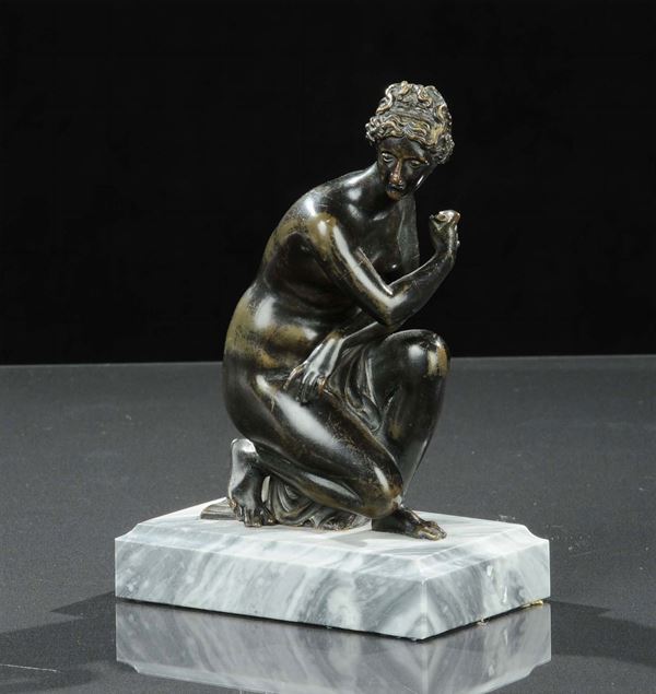 Scultura in bronzo brunito raffigurante figura femminile