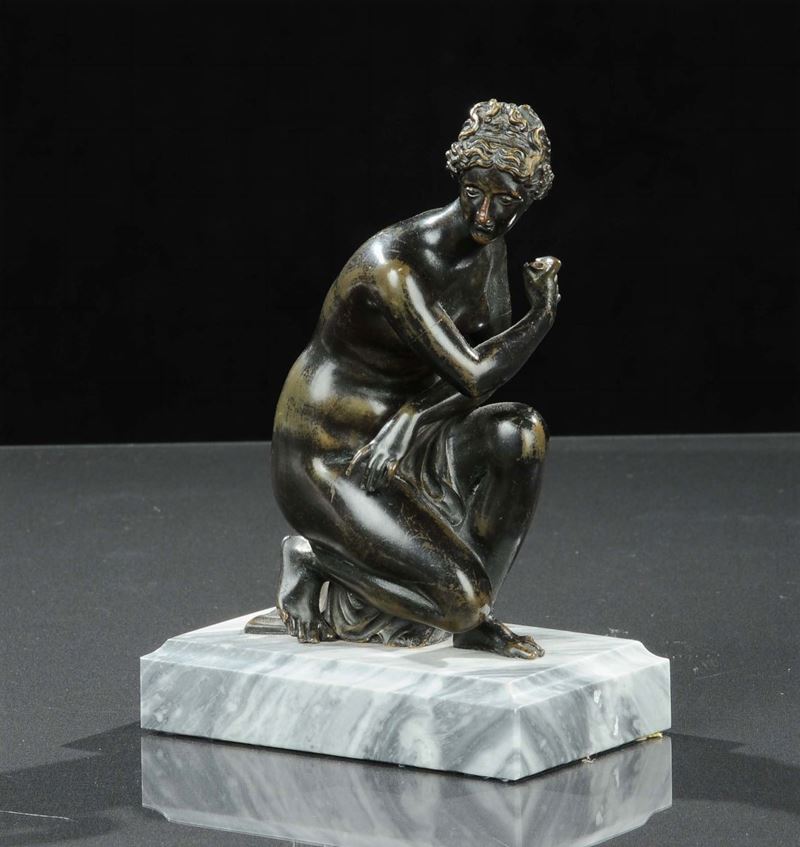 Scultura in bronzo brunito raffigurante figura femminile  - Asta Antiquariato, Argenti e Dipinti Antichi - Cambi Casa d'Aste