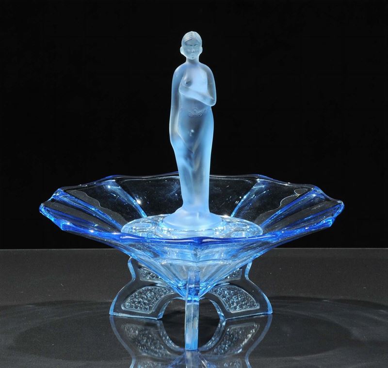Centrotavola in cristallo blu con figura femminile  - Asta Antiquariato, Argenti e Dipinti Antichi - Cambi Casa d'Aste