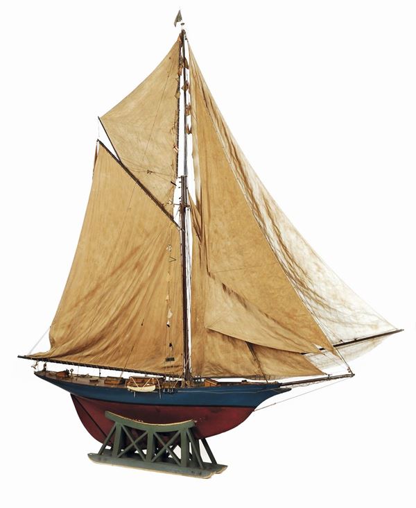 Grande modello di yacht navigante con scafo in legno verniciato, Italia inizio XX secolo