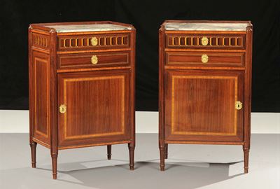 Coppia di Comodini Luigi XVI Interamente Lastronati in Palissandro e Filettati in Bois De Rose e ...