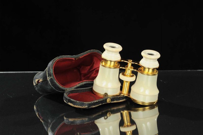 Binocolo da teatro con custodia in pelle, XX secolo  - Auction Antiquariato, Argenti e Dipinti Antichi - Cambi Casa d'Aste
