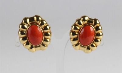 Orecchini in Oro Giallo 18kt e Corallo. Italia, Anni Ô60