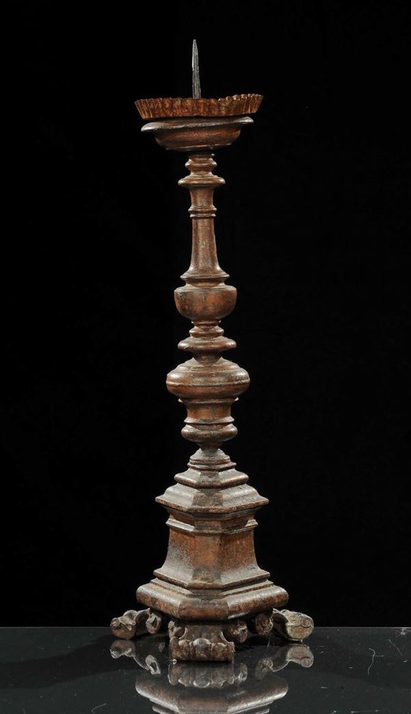 Grande candeliere di metallo, Italia centrale  XVIII secolo