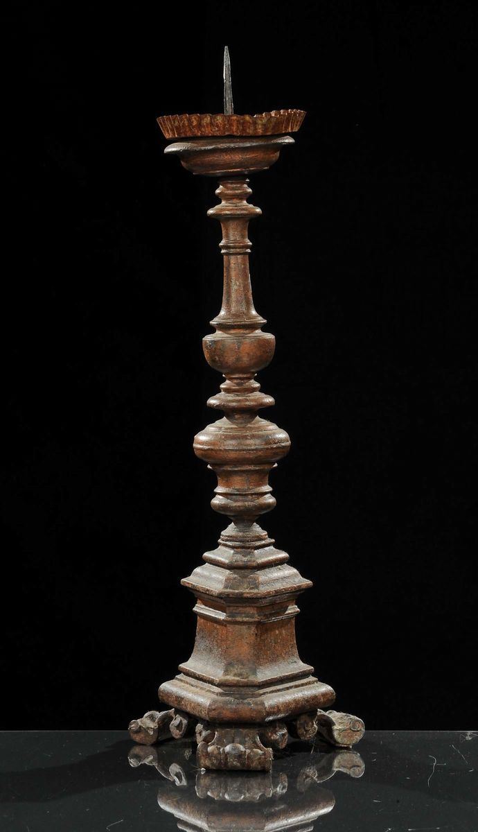 Grande candeliere di metallo, Italia centrale  XVIII secolo  - Asta Antiquariato, Argenti e Dipinti Antichi - Cambi Casa d'Aste