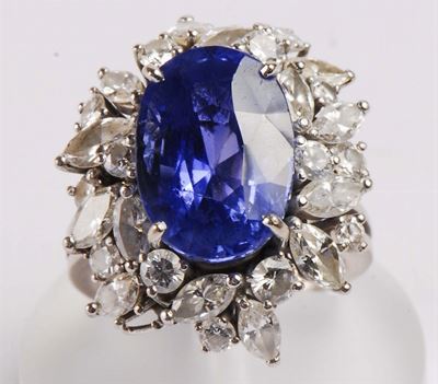 Anello in Oro Bianco 18kt, Zaffiro Ceylon di Ct 9,60 e Diamanti a Contorno