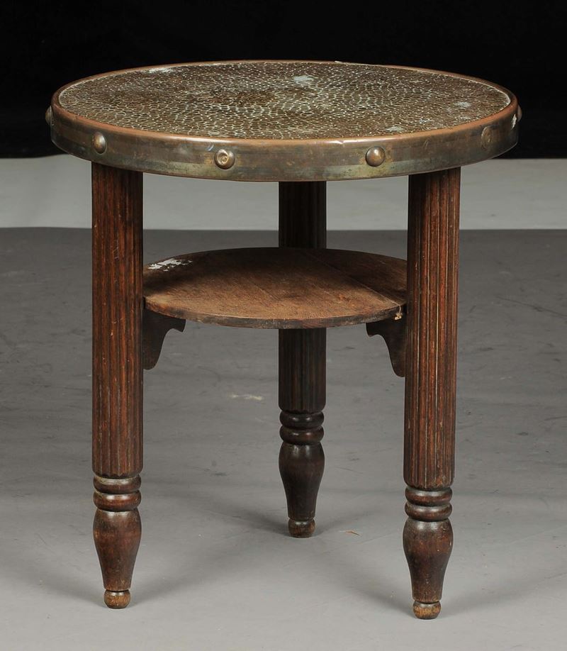 Tavolo rotondo con piano in metallo e struttura in noce  - Asta Antiquariato e Dipinti Antichi - Cambi Casa d'Aste