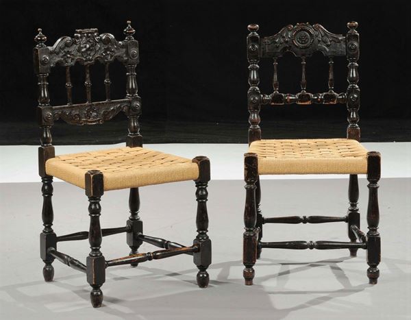 Coppia di sedie da balia in legno di noce scurito ed intagliato, inizio XX secolo