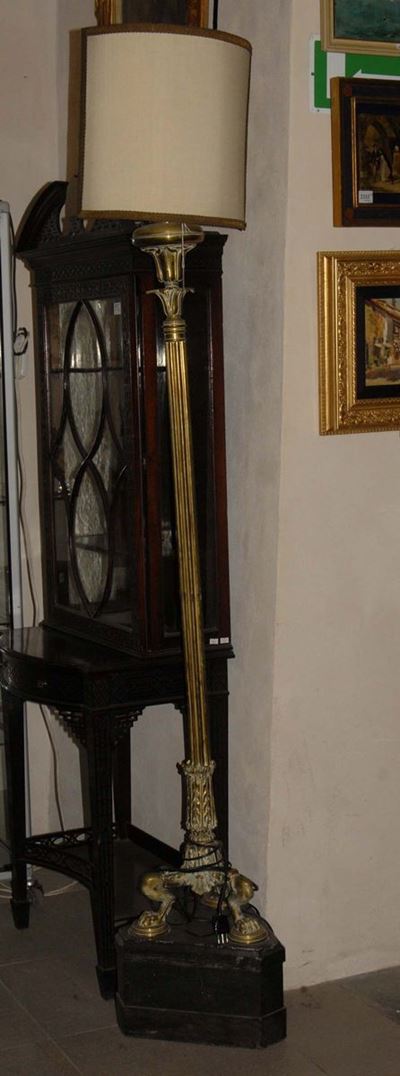 Piantana in Ottone con Piedi Leonini