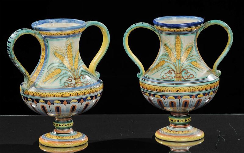 Coppia di vasi biansati in ceramica policroma, Deruta inizio XX secolo  - Auction Antiquariato e Dipinti Antichi - Cambi Casa d'Aste