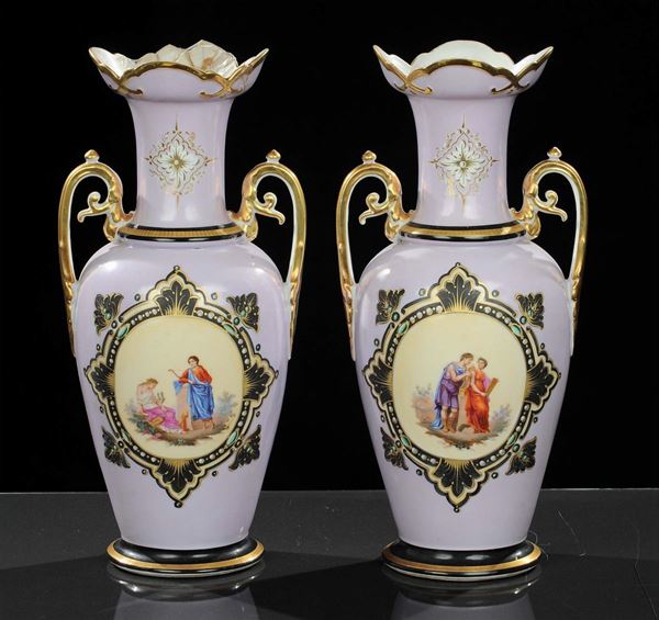 Coppia di vasi in porcellana decorati in policromia