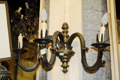Due Bracci in Bronzo a Tre Luci
