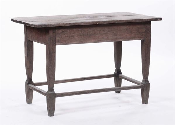 Tavolo in legno con gambe riunite da traversa, XIX secolo