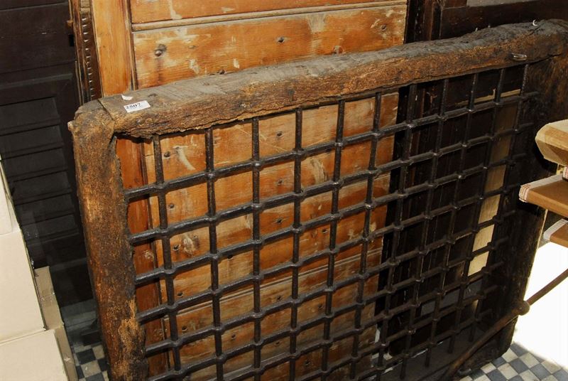 Antica grata in ferro con cornice in legno, XVII secolo  - Asta Asta OnLine 11-2012 - Cambi Casa d'Aste