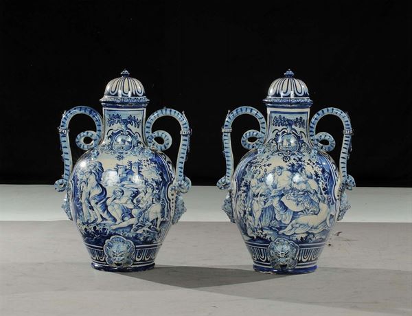 Coppia di grandi vasi biansati in porcellana, XIX secolo