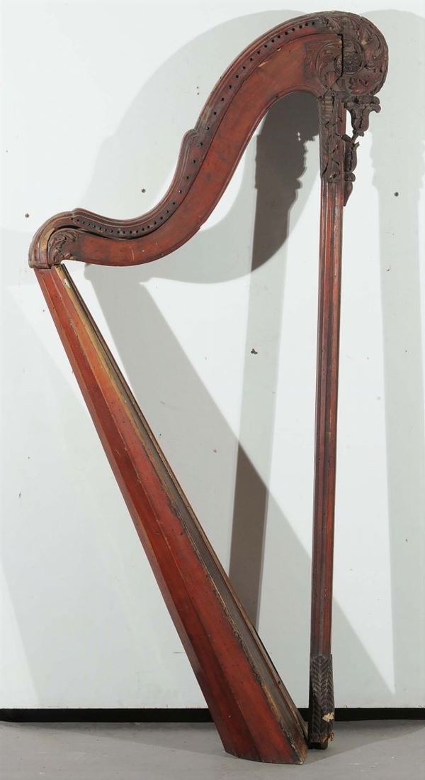 Arpa in legno intagliato