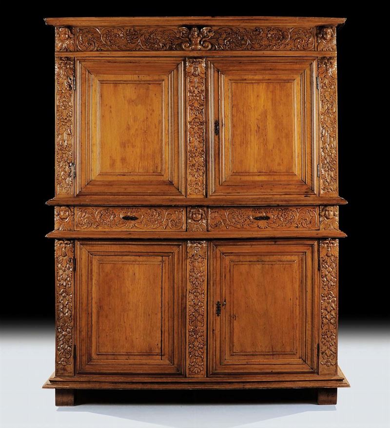 Credenza in noce a doppio corpo, Francia XVII secolo  - Auction Old Paintings and Furnitures - Cambi Casa d'Aste