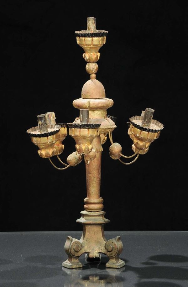 Candeliere a sei luci in legno intagliato e dorato e metallo