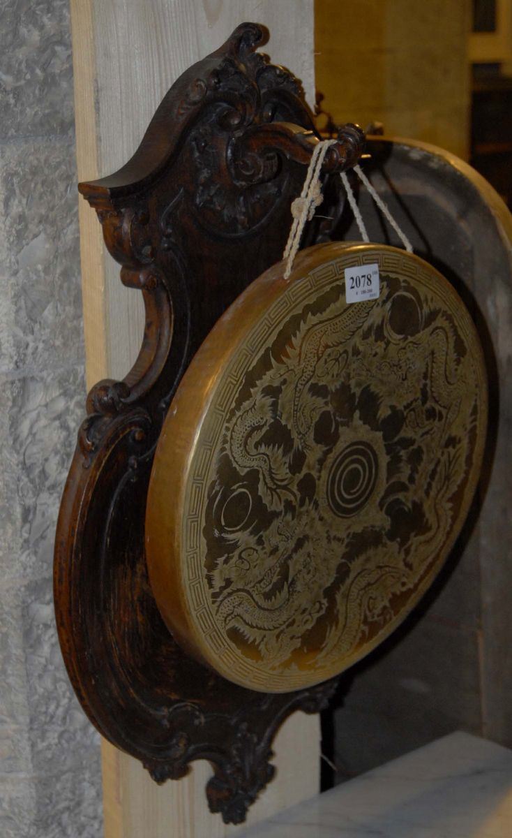 Gong in metallo dorato ed inciso  - Asta Antiquariato, Argenti e Dipinti Antichi - Cambi Casa d'Aste