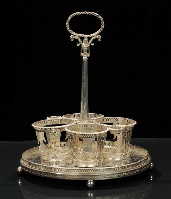 Grande oliera e salsiera in argento sbalzato e cesellato