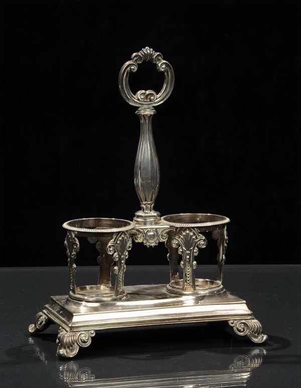 Oliera Luigi Filippo in argento sbalzato a volute, XX secolo