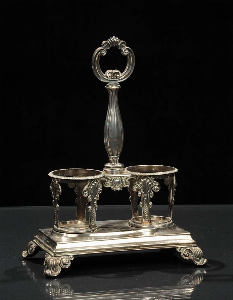Oliera Luigi Filippo in argento sbalzato a volute, XX secolo  - Asta Antiquariato e Dipinti Antichi - Cambi Casa d'Aste