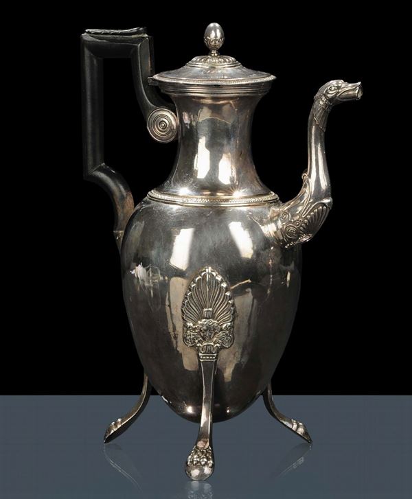 Grande caffettiera in argento sbalzato e cesellato, XIX secolo