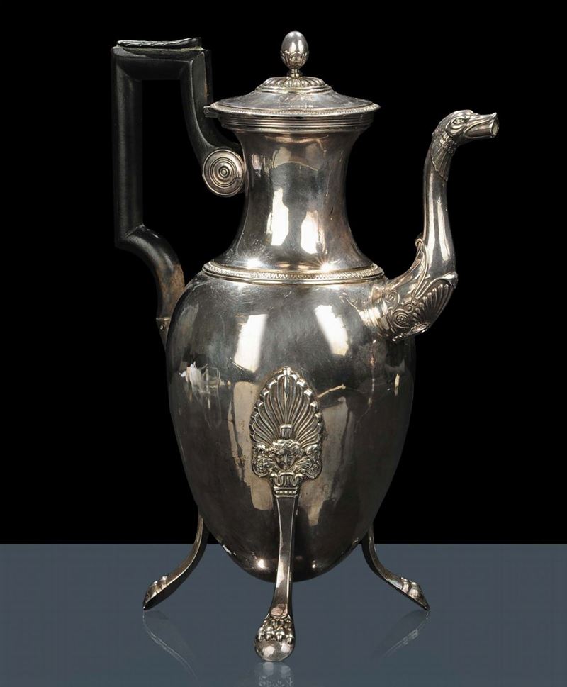Grande caffettiera in argento sbalzato e cesellato, XIX secolo  - Auction Antiques and Old Masters - Cambi Casa d'Aste