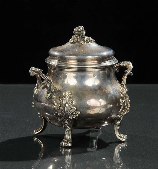 Zuccheriera in stile Luigi XV in argento sbalzato, XIX secolo