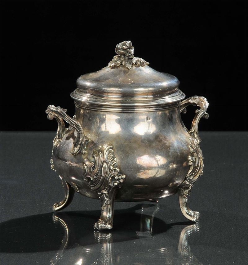 Zuccheriera in stile Luigi XV in argento sbalzato, XIX secolo  - Asta Antiquariato e Dipinti Antichi - Cambi Casa d'Aste