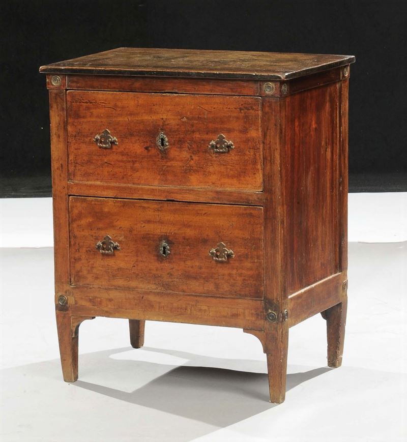 Comoncino a due cassetti in legno di noce, XIX secolo  - Auction OnLine Auction 09-2012 - Cambi Casa d'Aste