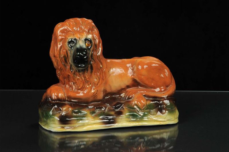 Statuina in ceramica Staffordshire raffigurante leone accovacciato, Inghilterra 1790  - Auction OnLine Auction 02-2012 - Cambi Casa d'Aste