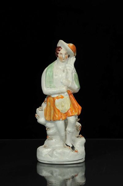 Statuina in Ceramica Staffordshire Raffigurante il Suonatore di Cornamuse, Inghilterra 1830 Circa