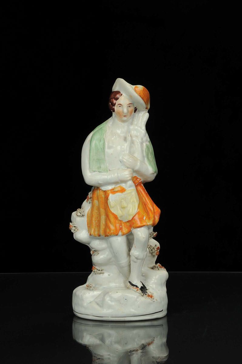 Statuina in ceramica Staffordshire raffigurante il suonatore di cornamuse, Inghilterra 1830 circa  - Auction OnLine Auction 02-2012 - Cambi Casa d'Aste