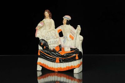 Gruppo in Ceramica Staffordshire Raffigurante sul Sofà, Inghilterra Fine XVIII Secolo