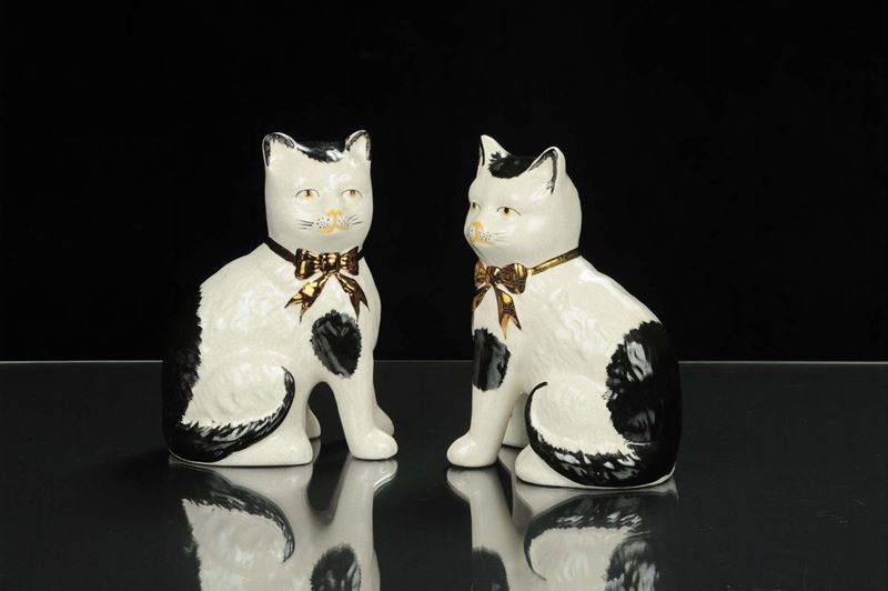 Coppia di gatti in ceramica Staffordshire, Inghilterra 1860  - Auction Antiquariato, Argenti e Dipinti Antichi - Cambi Casa d'Aste