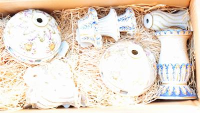 Cassa Contenente Parti di Lampadario in Ceramica