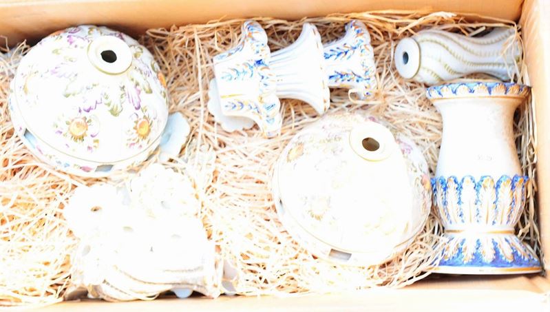 Cassa contenente parti di lampadario in ceramica  - Asta Antiquariato e Dipinti Antichi - Cambi Casa d'Aste