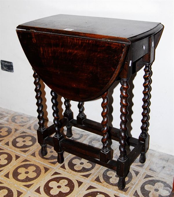 Piccolo tavolo a bandelle con gambe a torciglione, XIX secolo