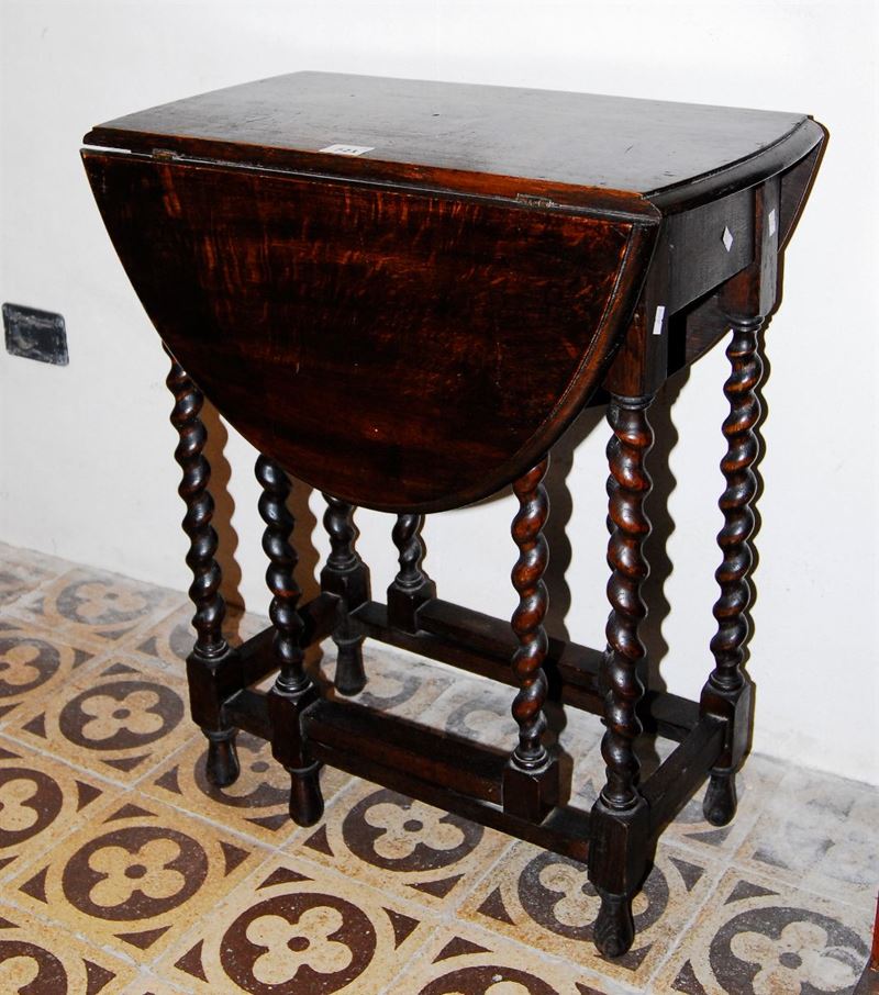 Piccolo tavolo a bandelle con gambe a torciglione, XIX secolo  - Asta Asta OnLine 02-2012 - Cambi Casa d'Aste