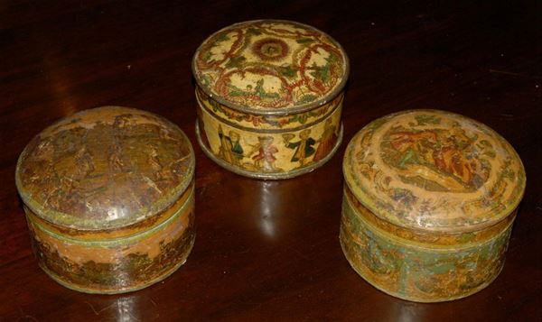 Tre scatole cilindriche in cartone ad arte povera, XVIII secolo