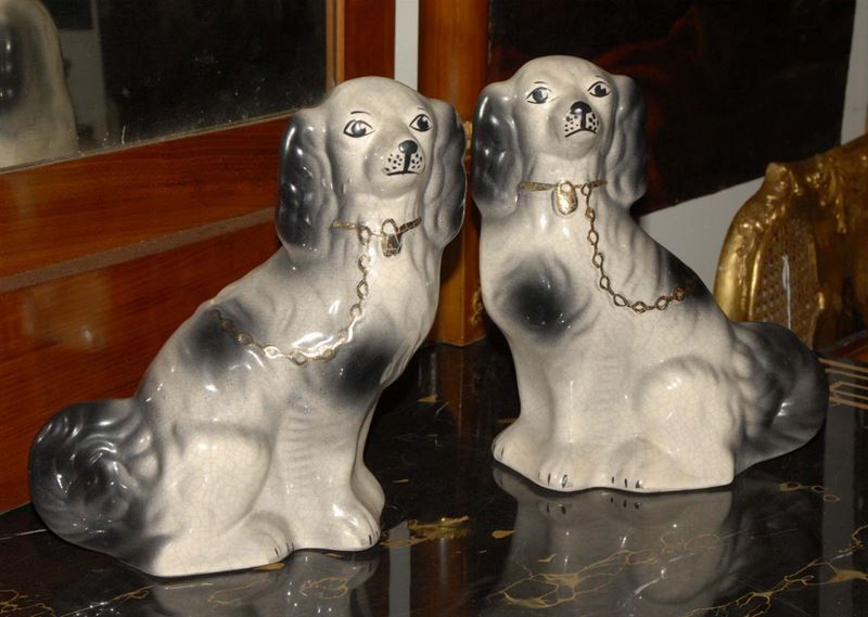 Coppia di cani Staffordshire in ceramica, 1930 circa  - Asta Antiquariato, Argenti e Dipinti Antichi - Cambi Casa d'Aste