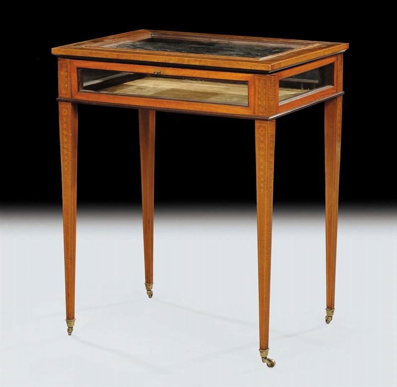 Tavolino a vetrina in satinwood, Inghilterra seconda metˆ XIX secolo  - Auction Antiquariato, Argenti e Dipinti Antichi - Cambi Casa d'Aste