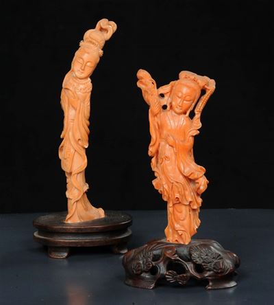 Due Statuine in Corallo Rosa, Cina XX Secolo