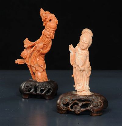 Due Statuine in Corallo Rosa, Cina XX Secolo