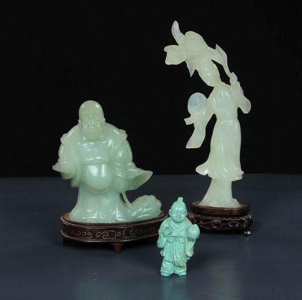 Lotto di tre statuine in giada verde e pietre dure, Cina XX secolo