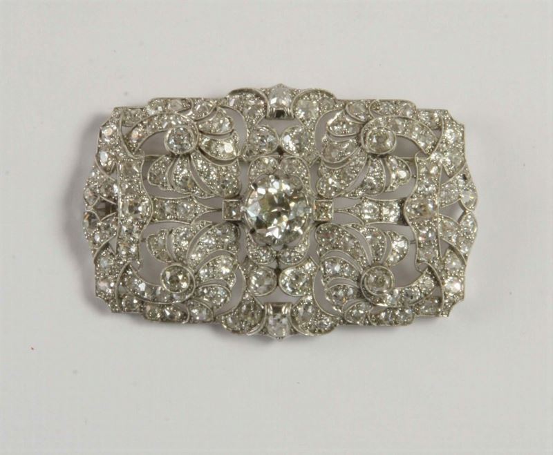 Grande spilla con diamante centrale di ct 4,35. Inizio Novecento  - Auction Silver, Clocks and Jewels - Cambi Casa d'Aste