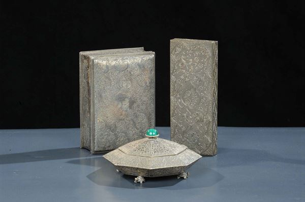 ERRATA CORRIGE IL VASSOIO NON  COMPRESOTre scatole in argento, XX secolo