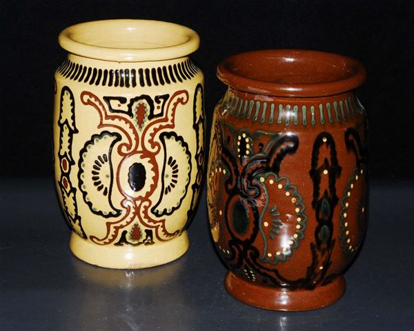 Due vasi diversi in terracotta maiolicata