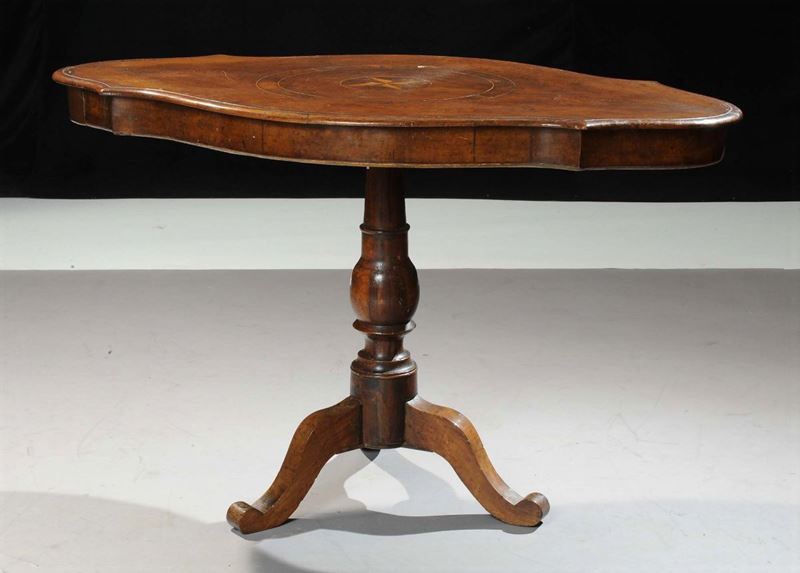 Tavolino a biscotto lastronato in noce  - Asta Antiquariato e Dipinti Antichi - Cambi Casa d'Aste